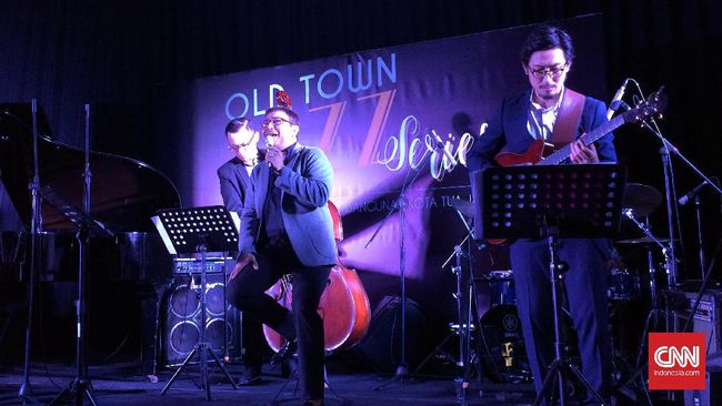 Shadow Puppet dan Harvey Malaihollo menampilkan lagu-lagu klasik Indonesia dalam format jazz masa kini di acara Old Town Jazz Series di Kota Tua.