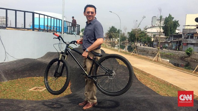 Nicholas Sean Purnama mengaku sama sekali tak terganggu dengan kasus penistaan agama yang menjerat ayahnya. Perkuliahannya juga berjalan normal.