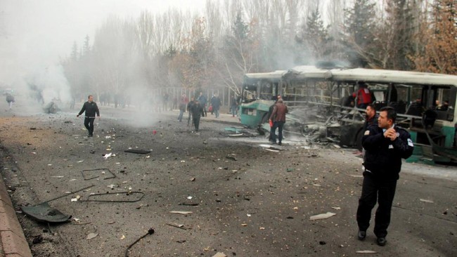 Sekitar 13 tentara Turki tewas dan 48 lainnya terluka akibat sebuah mobil berisi bom menabrak bus yang membawa pasukan militer di Kota Kayseri.