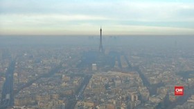 Kota Romantis Paris Berselimut Kabut Asap