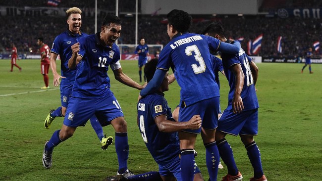 Kala Thailand berpesta mengangkat trofi Piala AFF 2016, para pemain timnas Indonesia harus menatap nanar meratapi kegagalannya selama lima kali final.