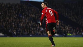 Striker St Etienne: Ibrahimovic Bisa Main? Sial!