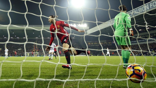 Jose Mourinho menilai Zlatan Ibrahimovic mendapatkan rintangan yang lebih sulit untuk mencetak gol dibandingkan Lionel Messi dan Cristiano Ronaldo.