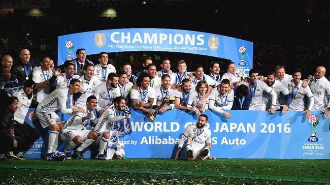 Zinedine Zidane merebut tiga trofi hanya dalam 11 bulan kariernya sebagai pelatih Real Madrid. Sementara Jose Mourinho butuh tiga tahun untuk meraih tiga gelar.