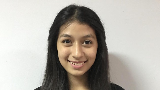 Berkenalan dengan Bianca Whitford yuk, siswa SMK yang jago modelling dan presentasi Bahasa Inggris.