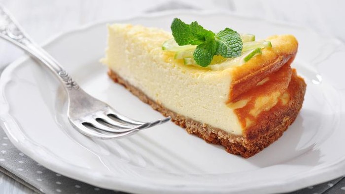 Cookie Cheesecake, Jam strawberries and kiwi fruit.