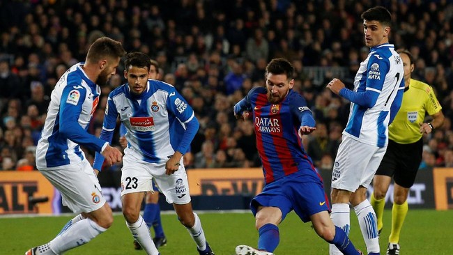 Lionel Messi kembali diguyur pujian usai menampilkan aksi menawan untuk Barcelona. Bahkan, pelatih Espanyol menyebutnya bisa menghentikan waktu.