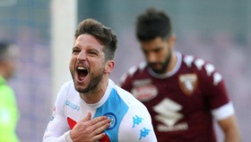 Mertens Hattrick Beruntun, Presiden Napoli Sindir Higuain