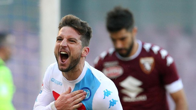 Setelah ditinggalkan Gonzalo Higuain dan kemudian Arkadiusz Milik cedera, lini serang Napoli tetap mematikan berkat kehadiran Dries Mertens.