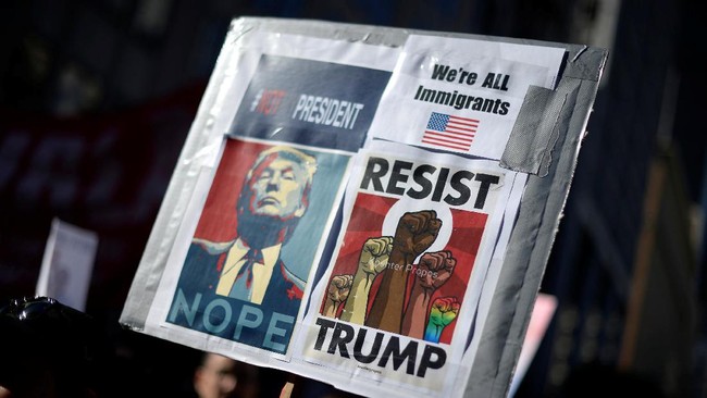 Sejumlah demonstran Trump di Washington, AS, berhasil menembus masuk ke wilayah aman jelang pelantikan Trump sebagai Presiden.