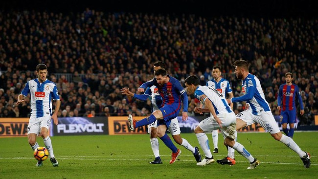 Ketajaman Lionel Messi di depan gawang kembali membuat penyerang Barcelona itu mencetak 51 gol sepanjang 2016 dan menorehkan pencapaian baru.