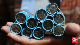 UMP Cuma Naik Rp22 Ribu, Buruh Jatim Beri Uang Receh ke Khofifah