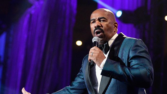 Masih ingat Steve Harvey? Setelah tahun lalu 'keseleo lidah,' kini dia kembali menjadi pembawa acara Miss Universe 2016 di Filipina.