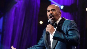 Steve Harvey Curhat Acaranya 'Tergusur' Kelly Clarkson