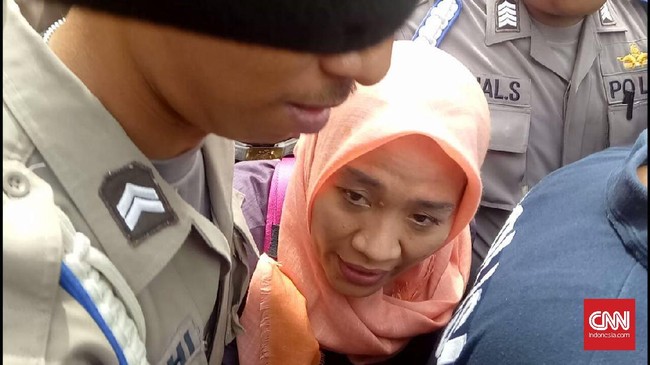 Beberapa jam setelah menyelesaikan pemeriksaan siang tadi, pegawai MA Dora Natalia kembali datang ke Polres Jaktim. Ia terlihat menyerahkan sejumlah dokumen.
