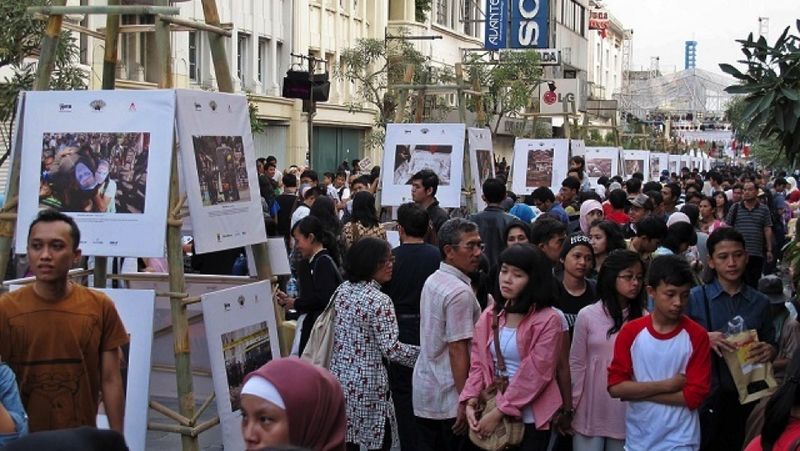 Jalan Riau Bandung, Jawa Barat mendadak semarak di hari Minggu Pagi (18/12/2016) lalu.