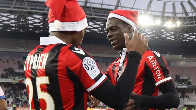 Dua gol dari Mario Balotelli membuat Nice tetap kokoh di puncak klasemen Liga Perancis jelang berakhirnya paruh pertama kompetisi.