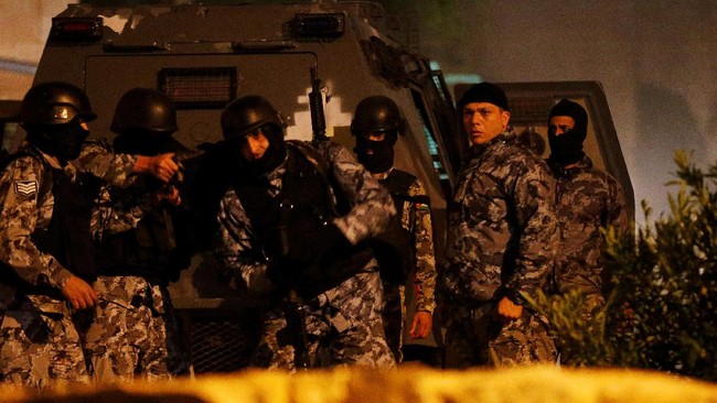 Empat terduga militan tewas ketika pihak berwenang Yordania menggerebak  rumah yang diduga tempat persembunyian pelaku serangan bom ke mobil polisi. 