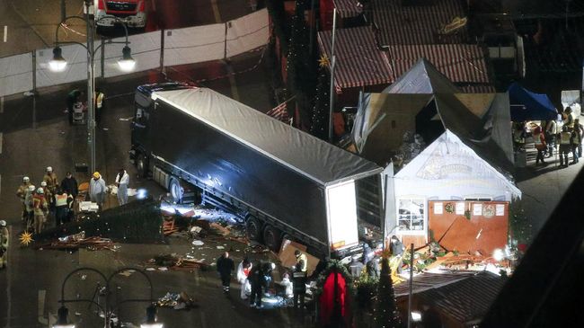 ISIS Klaim Serangan Truk di Berlin, Jerman Buru Pelaku Aparat meminta warga waspada karena sebelumnya otoritas menangkap orang yang salah sehingga pelaku serangan kemungkinan masih berkeliaran.