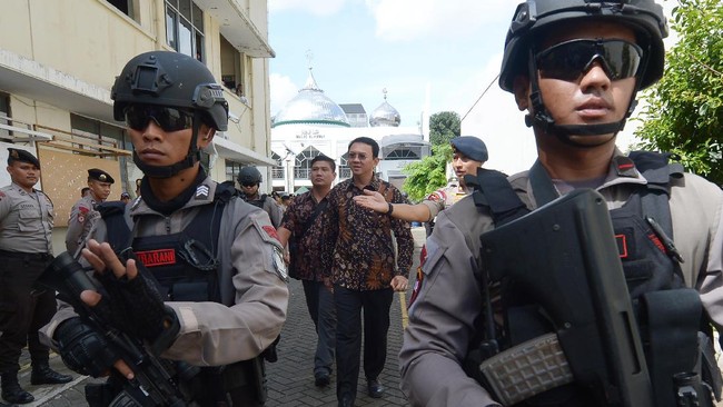 Mobil melawan arus diduga untuk menghindari massa kontra-Ahok yang berada di jalan Gajah Mada mengarah Jalan Mangga Besar.