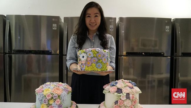 Iven Kawi memulai profesi di dunia kuliner sebagai home cake artisan, dengan membuat cake berhias bunga, 3D, dan hand painting.