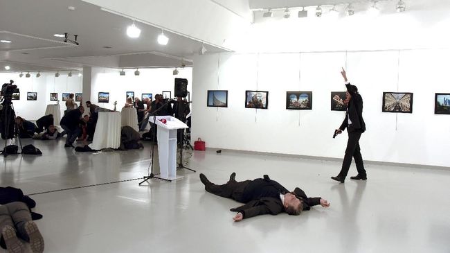 Turki Tahan Tujuh Orang Terkait Pembunuhan Dubes Rusia Polisi Turki menangkap tujuh orang yang diduga terlibat pembunuhan Dubes Rusia untuk Turki di Kota Ankara meskipun pelaku penembakan telah tewas ditangan polisi