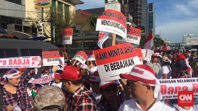 Ratusan massa pro dan kontra Ahok yang mendatangi lokasi sidang di Jalan Harsono, Jakarta Selatan, menyebabkan kemacetan lalu lintas di di lokasi tersebut.