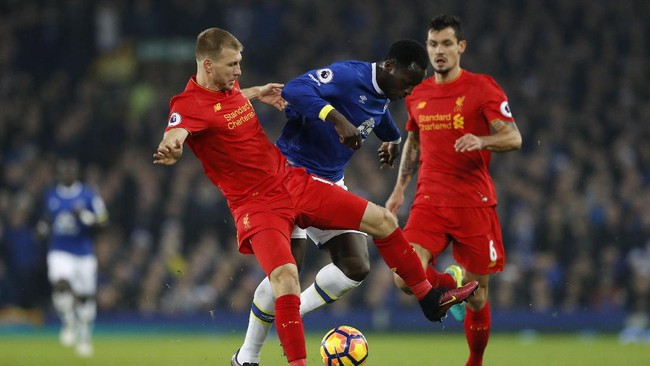 Duel babak pertama Everton vs Liverpool berakhir dengan kedudukan 0-0. Kedua tim kesulitan mencari cara membongkar pertahanan lawan.