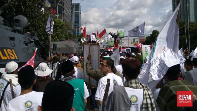 Kericuhan disebabkan massa yang mempersempit jalur lalu lintas. Polisi berusaha mencegahnya, namun massa malah menyebut polisi melakukan provokasi.