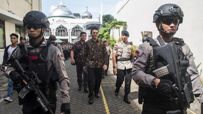 Agenda sidang pekan depan adalah pembacaan putusan sela setelah hakim mendengarkan dakwaan, eksespi terdakwa dan tanggapan jaksa.