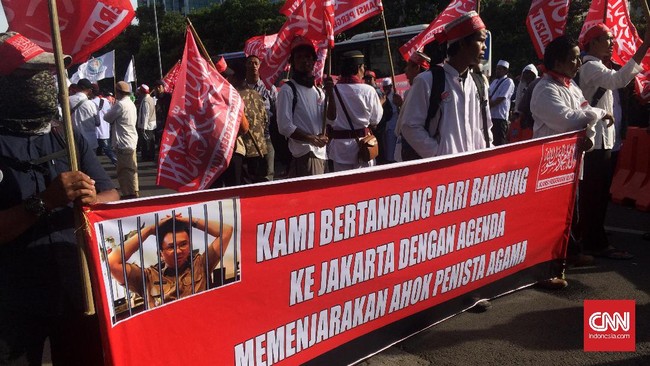 Ahok menjalani sidang hari ini selama kurang lebih 11 jam. Empat orang saksi pelapor telah dihadirkan, salah satunya pendukung calon gubernur Agus Yudhoyono.