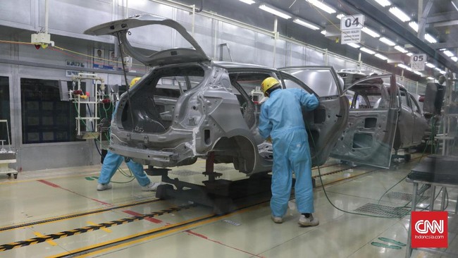 PT Toyota Motor Manufacturing Indonesia (TMMIN), mengajak rekan media untuk menyambangi pabrik plant 2 yang berlokasi di Karawang, Jawa Barat, Senin (19/12). Pada kegiatan tersebut, pihak TMMIN memperlihatkan bagaimana sebuah proses pembuatan bahan mentah menjadi sebuah mobil dengan proses yang panjang.