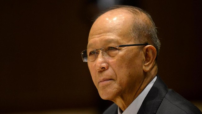 Menteri Pertahanan Filipina, Delfin Lorenzana, menuduh awak coastguard China melakukan intimidasi dan pelecehan di Laut China Selatan.