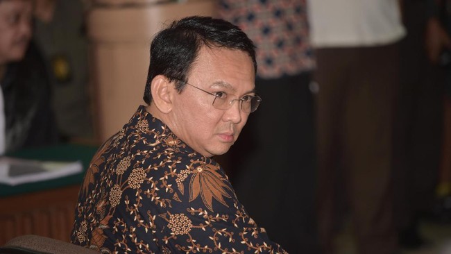 Selain menolak eksepsi, jaksa penuntut umum juga meminta hakim melanjutkan perkara Ahok.