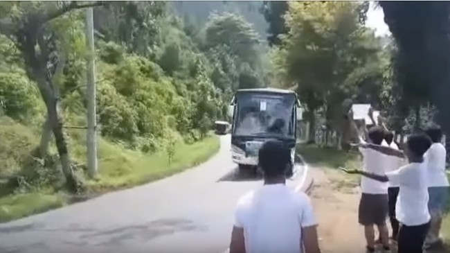 Menjelang tahun baru 2017, bukan bunyi terompet yang ramai berseru di Indonesia, namun, klakson bus. Om.. telolet Om!