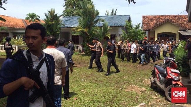 Empat terduga teroris di Tangerang Selatan diduga berhubungan dengan kelompok teror Bekasi yang merancang peledakan bom panci di Istana Negara.