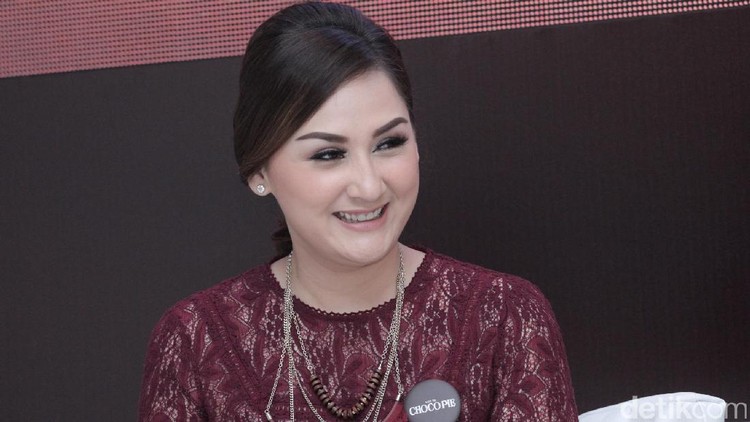 Mona Ratuliu juga punya nostalgia tentang permainan tradisional nih, Bun.