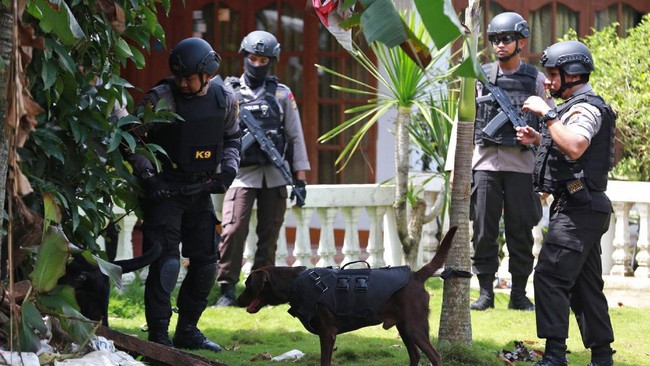 Polisi Daerah Jawa Barat dan Tim Detasemen Khusus 88 Antiteror Polri menangkap seorang berinisial DG di Sumedang terkait Bom Kampung Melayu.