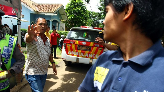 Kepolisian masih berupaya menghubungi sanak saudara tiga terduga teroris yang tewas di Tangsel kemarin. Polisi belum mendapatkan sampel DNA mereka.