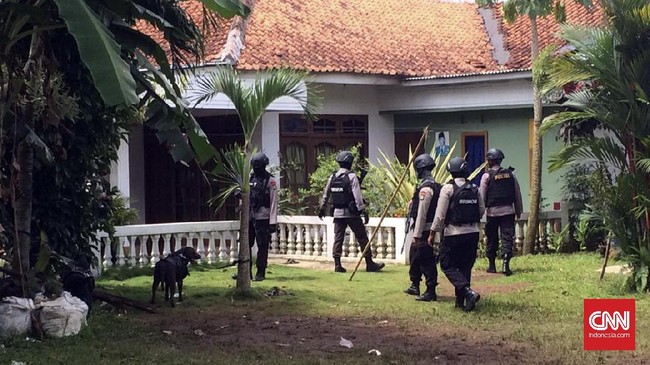 Mabes Polri menyebut lima bom yang mereka temukan sudah siap pakai. Saat berita ini diturunkan, satu ransel berisi bom belum ditemukan.