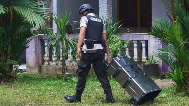 Empat terduga teroris yang ditindak di Tangerang Selatan dituduh kerap berpindah tempat tinggal untuk menghindari kecurigaan masyarakat sekitar.