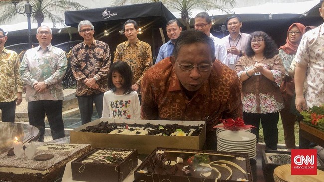 Menko Darmin meminta seluruh stafnya menjadi eksemplar baru setiap harinya dan melakukan pekerjaan sepenuh hati.