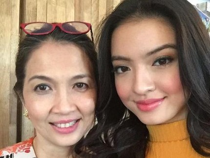 7 Potret Cantiknya Ibunda Raline Shah, Awet Muda Bak Kakak Adik