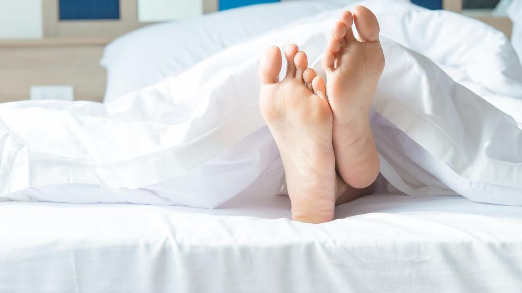 Kenapa Orang Sering Menggesekkan Kaki Sebelum Tidur?