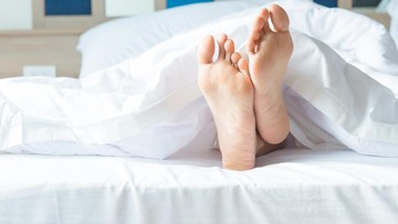 Kenapa Orang Sering Menggesekkan Kaki Sebelum Tidur?