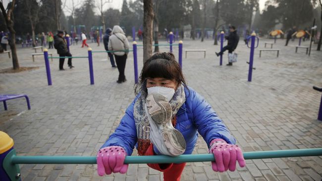 Badan Meteorologi Beijing menyarankan warga agar tetap di dalam rumah, dan tidak bermain salju karena dikhawatirkan terkontaminasi polusi udara.