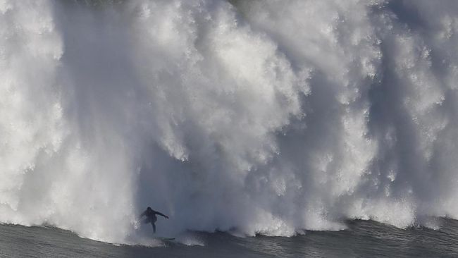 Bagi peselancar, Pantai Praia do Norte di Nazare terbilang dahsyat. Tingginya hampir sama dengan menara mercu suar yang ada di sana.