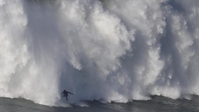 Gulungan Ombak Maut di Nazare yang Menantang Ditaklukan