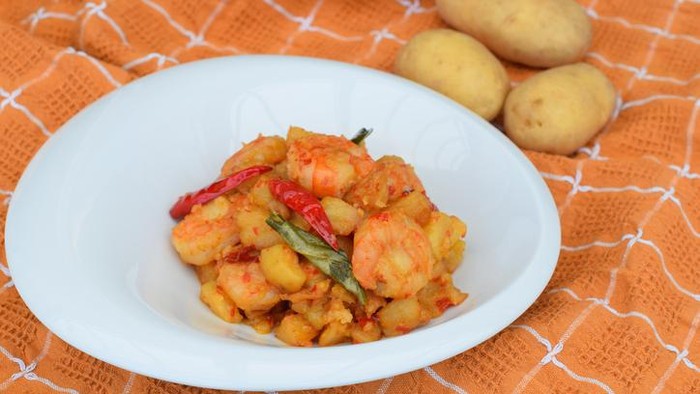 Sambal goreng udang (prawn potato chili)- Indonesian food