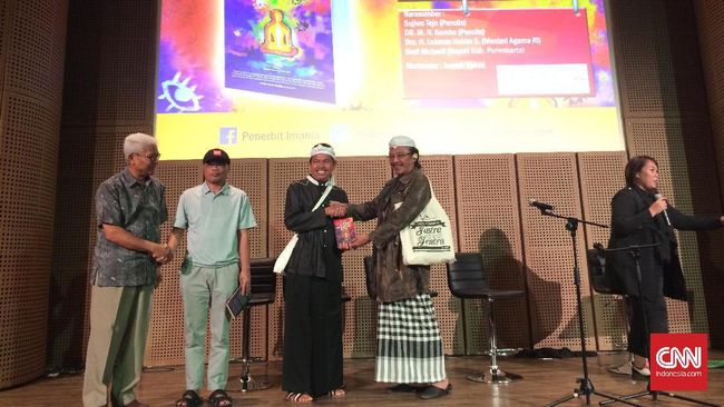 Ditulis bersama Nur Samad "Buya" Kamba, buku ini mengurai beberapa kisah tentang keberagaman agama, dan mengungkap betapa Tuhan sangat asyik.